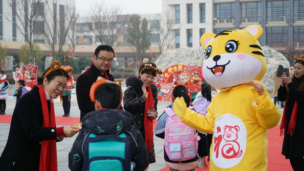 華城實驗小學(xué)春風(fēng)分校：瑞虎迎新春 一起向未來.jpg