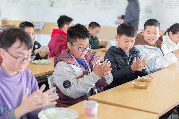 尋味節(jié)氣：制作小蒜餅，品味傳統(tǒng)美食 (1)_副本.jpg